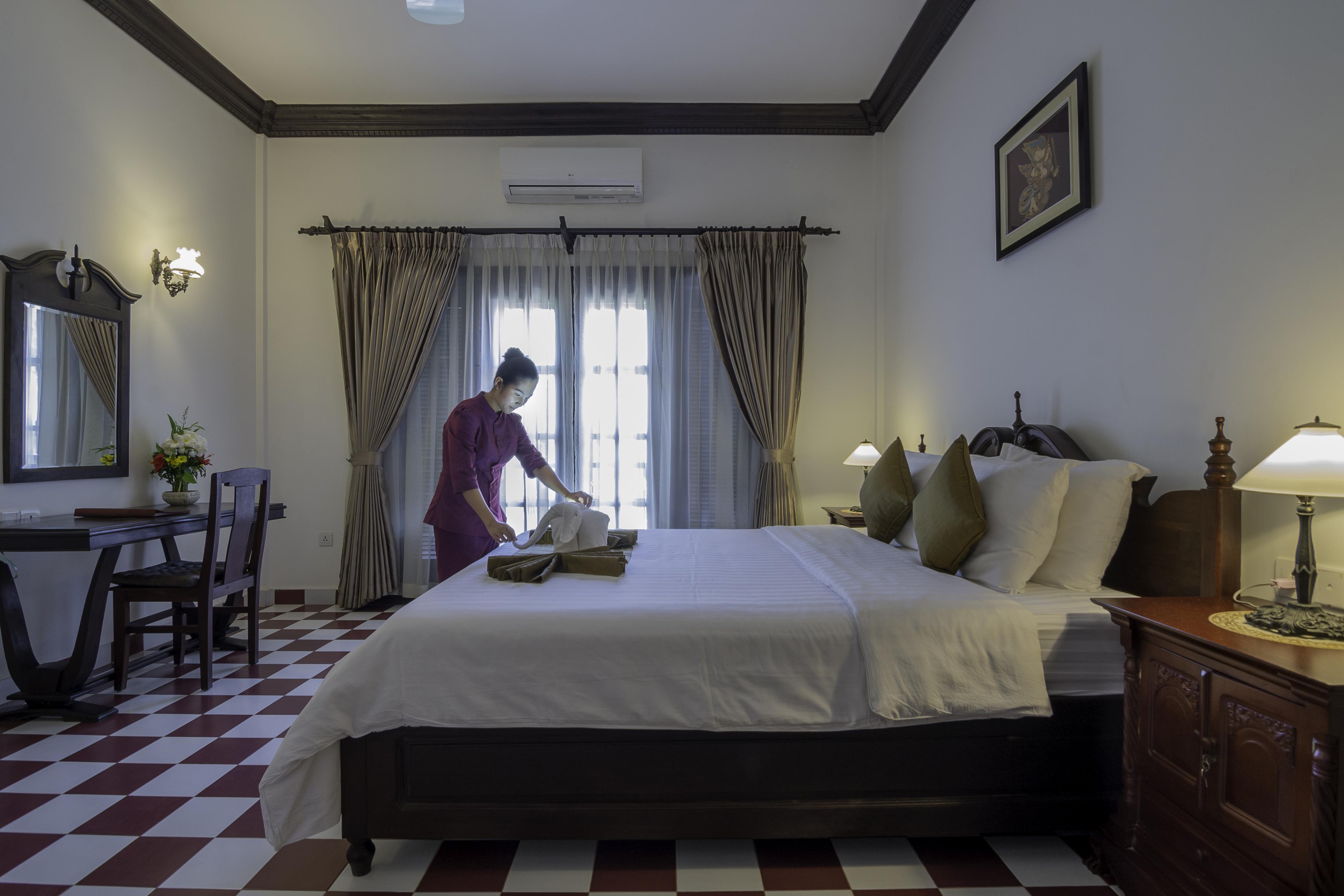 Chateau D'angkor La Khách sạn