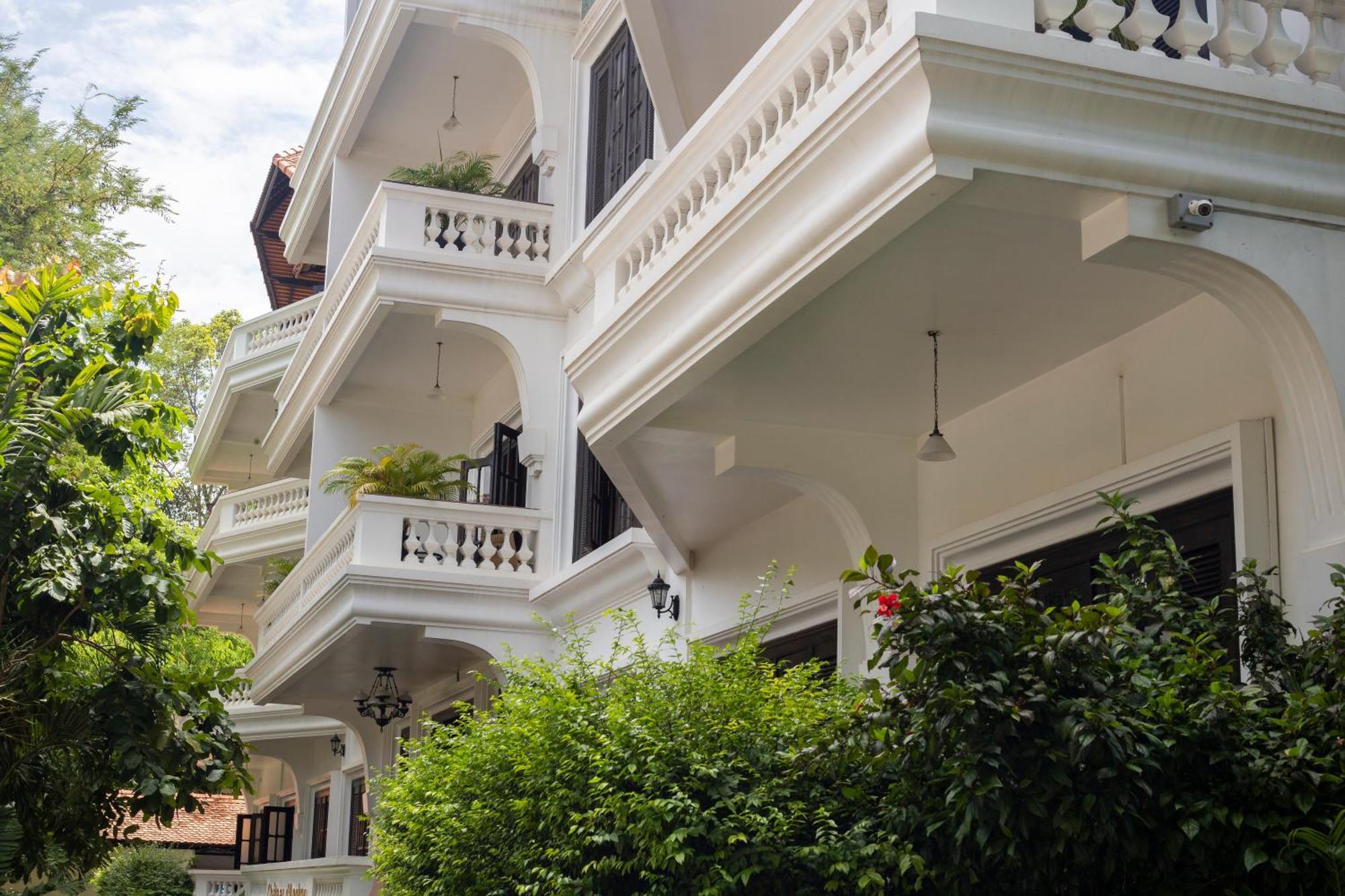 Chateau D'angkor La Hotel